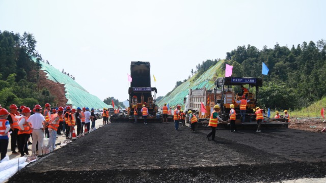 獻(xiàn)禮建黨百年-平伍路面二標(biāo)水穩(wěn)層試驗路攤鋪如期開工