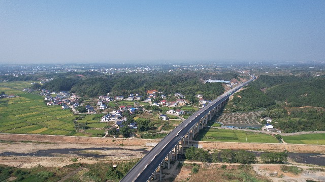 平伍高速路面二標(biāo)全部瀝青路面工程順利完工